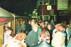 Unvergesslich, die Zeit des Mauerfalls: der S-Bahnhof Friedrichstraße im November 1989